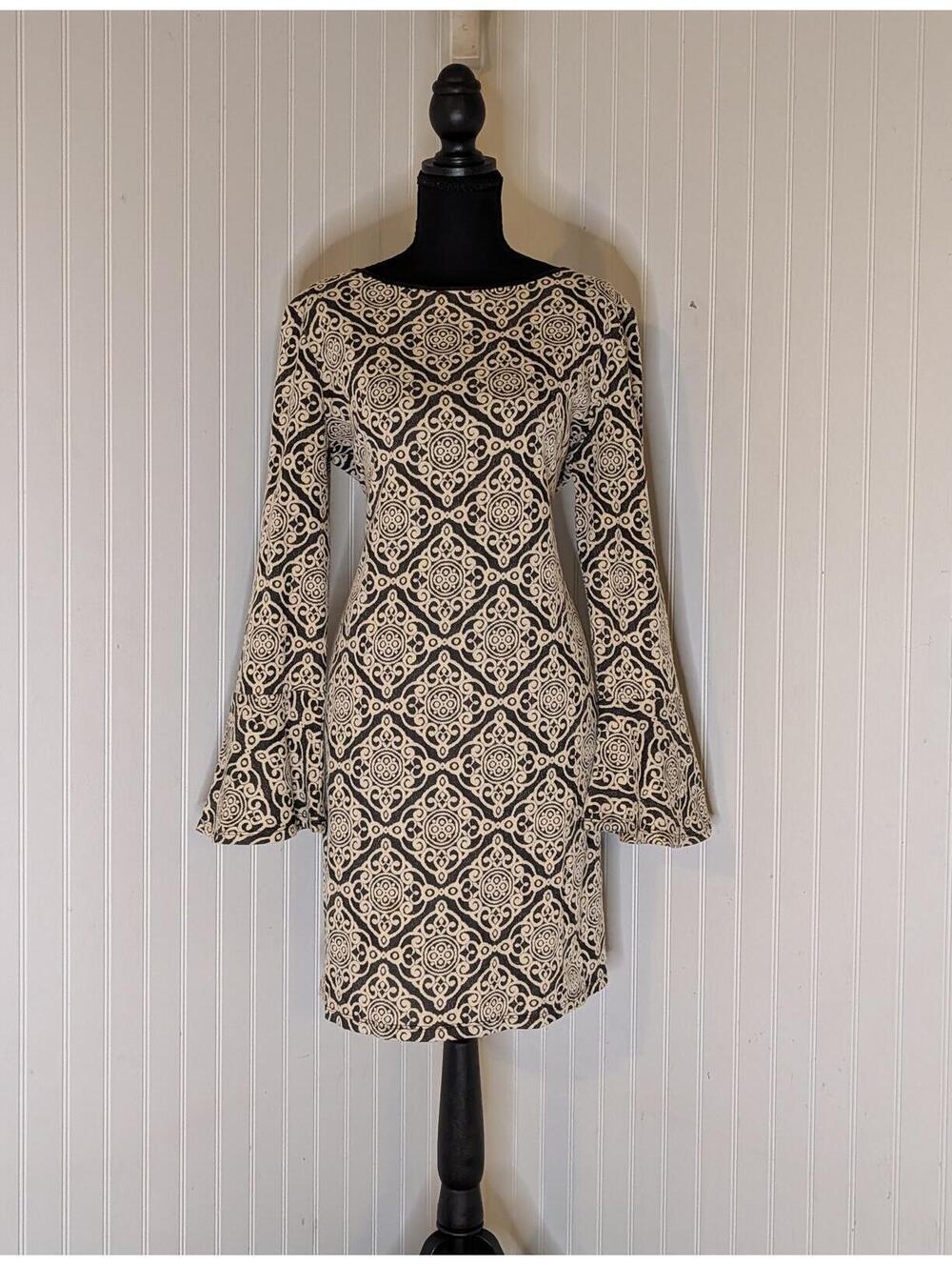 Tiana B. Black and Cream Patterned Long Flare Sleeve Dress Size 10
